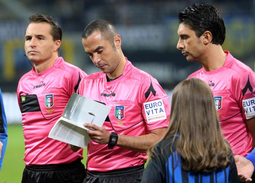 Anche l&#39;arbitro Marco Guida consegna i libri &#39;&#39;Il diario di Anna Frank&#39;&#39; e &#39;&#39;Se questo  un uomo&#39;&#39; prima della partita Inter-Sampdoria. Ansa